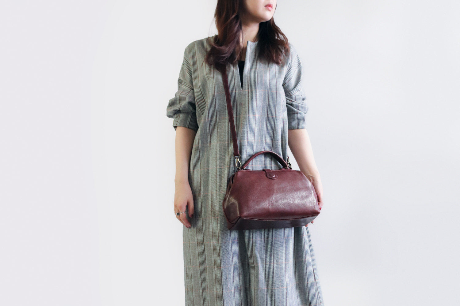 Atelier nuu / Lezza botanica vino 一款雙向迷你行李包,採用可持續皮革製成,用葡萄酒渣染色