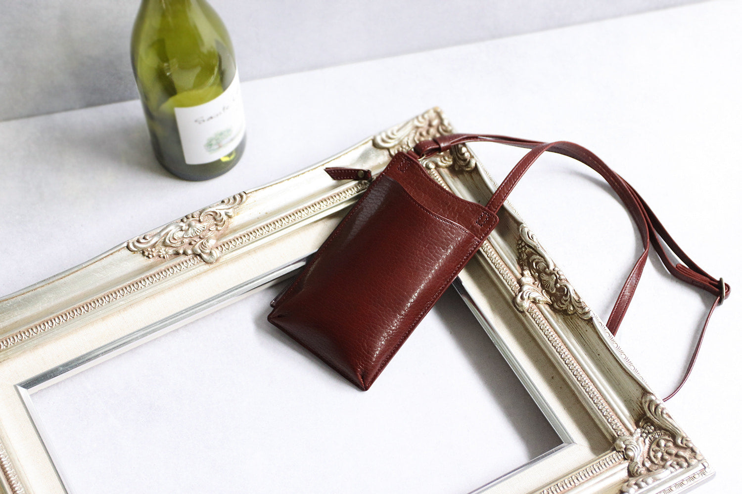Atelier nuu / Lezza botanica vino 智慧型手機袋採用永續皮革製成,並以葡萄酒渣染色