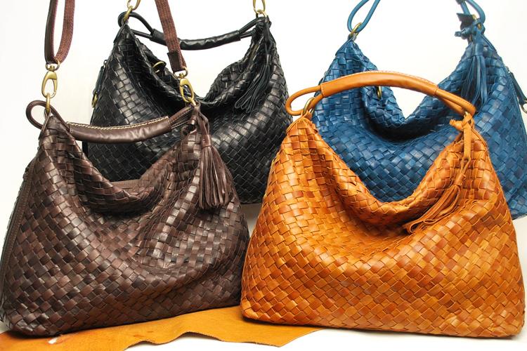 LILY / METS Look, touch, and use it to be amazed! A voluminous 2-way tote bag made of soft pony mesh