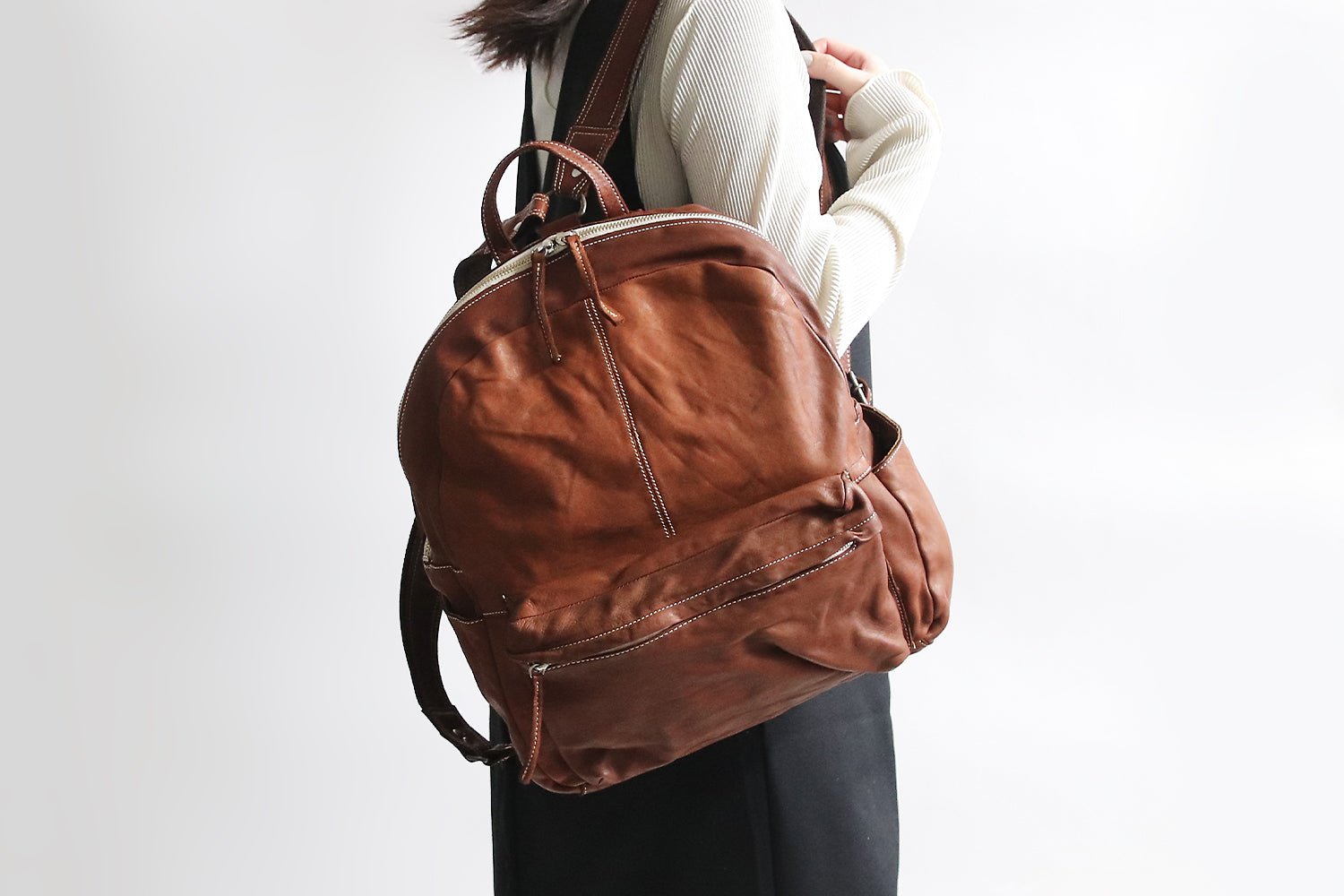 REALMIND / FORO-light A unique texture. A voluminous backpack made of soft and light high-quality piece-dyed horse-tanned leather. 