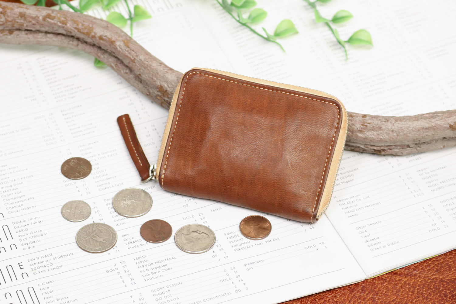 REALMIND / FORO A unique texture. A mini wallet made of soft and light high-quality horse-tanned leather.