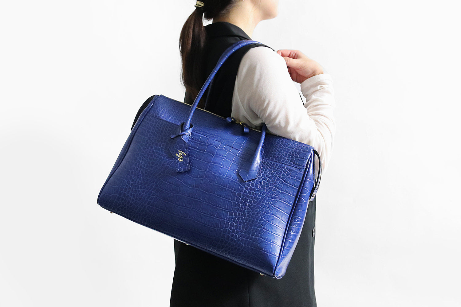 legu by LILY / Chroma A business tote bag made of luxurious crocodile embossed leather