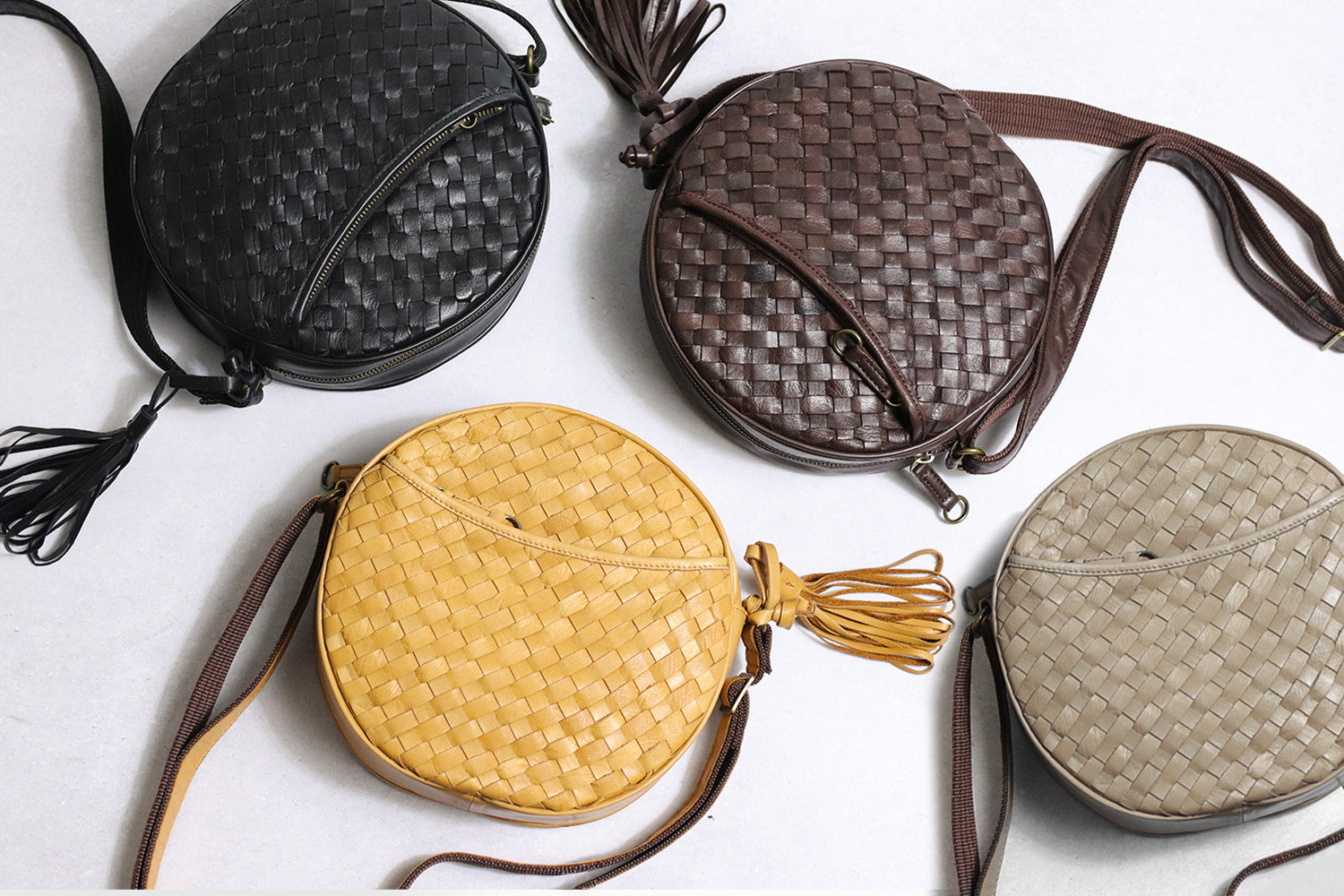 LILY / METS: See it, touch it, and be amazed when you use it! A fluffy, lightweight pony leather mesh round shoulder pochette