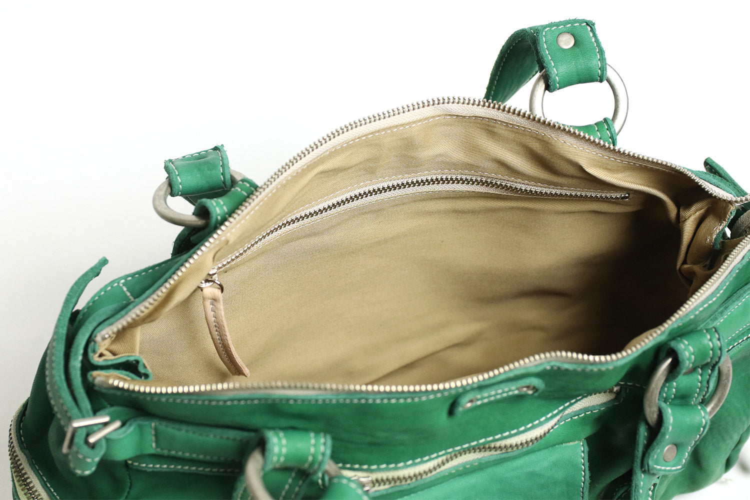 REALMIND / FORO A unique texture. A mini Boston made of soft and light high-quality piece-dyed horse-tanned leather.