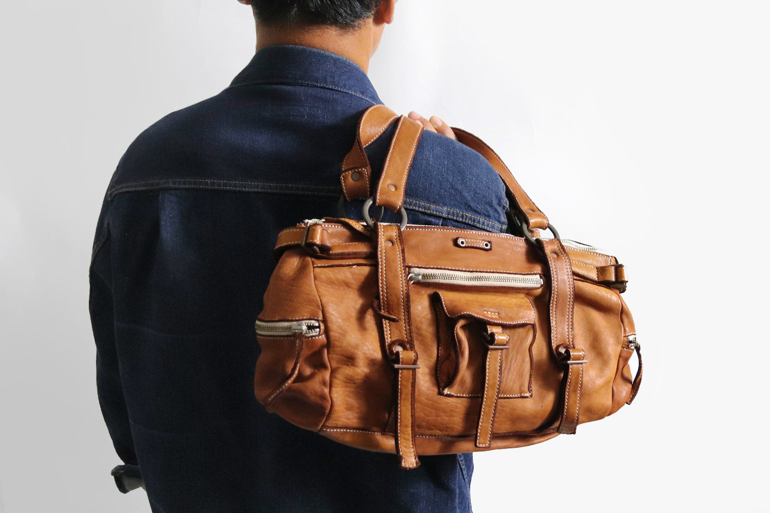 REALMIND / FORO A unique texture. A mini Boston made of soft and light high-quality piece-dyed horse-tanned leather.