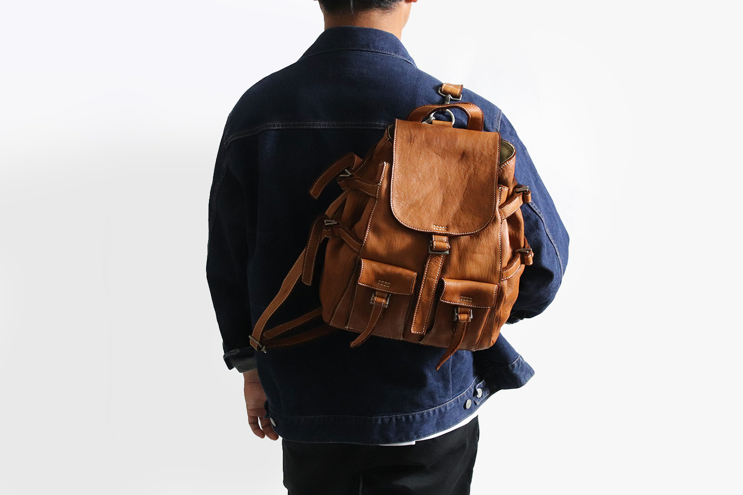 REALMIND / FORO A unique texture. Soft and lightweight high-quality piece-dyed horse-tanned leather backpack