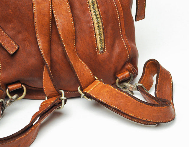 REALMIND / FORO A unique texture. Soft and lightweight high-quality piece-dyed horse-tanned leather backpack
