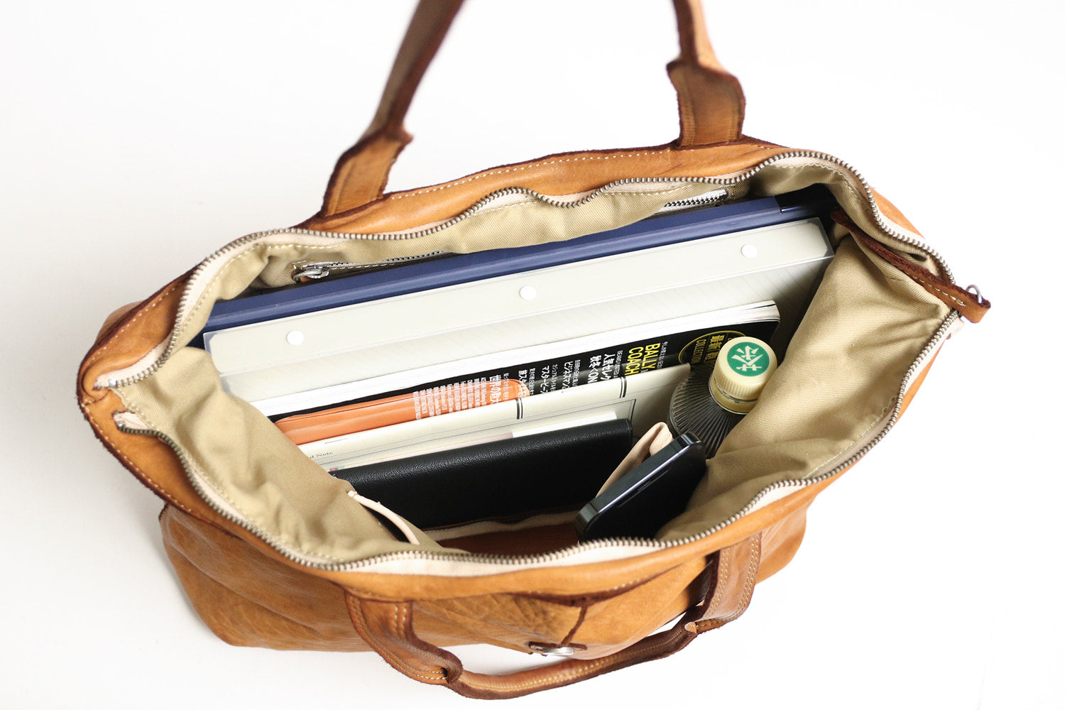 REALMIND / FORO A unique texture. A large tote bag made of soft and light high-quality piece-dyed horse-tanned leather.