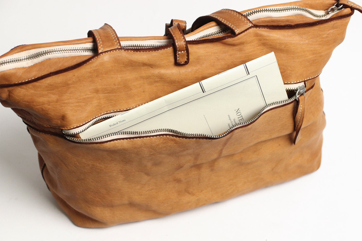 REALMIND / FORO A unique texture. A large tote bag made of soft and light high-quality piece-dyed horse-tanned leather.