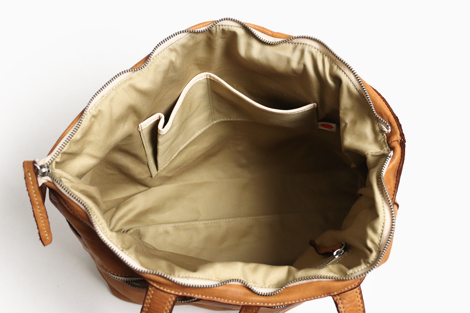 REALMIND / FORO A unique texture. A large tote bag made of soft and light high-quality piece-dyed horse-tanned leather.