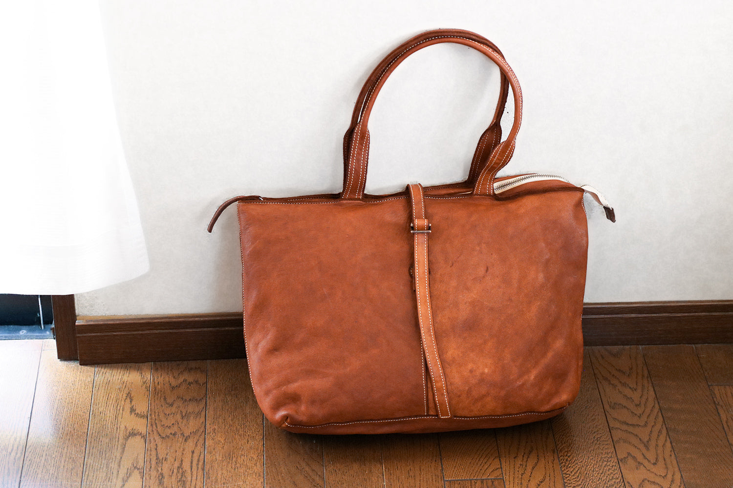 REALMIND / FORO A unique texture. A large tote bag made of soft and light high-quality piece-dyed horse-tanned leather.