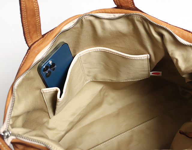 REALMIND / FORO A unique texture. A large tote bag made of soft and light high-quality piece-dyed horse-tanned leather.