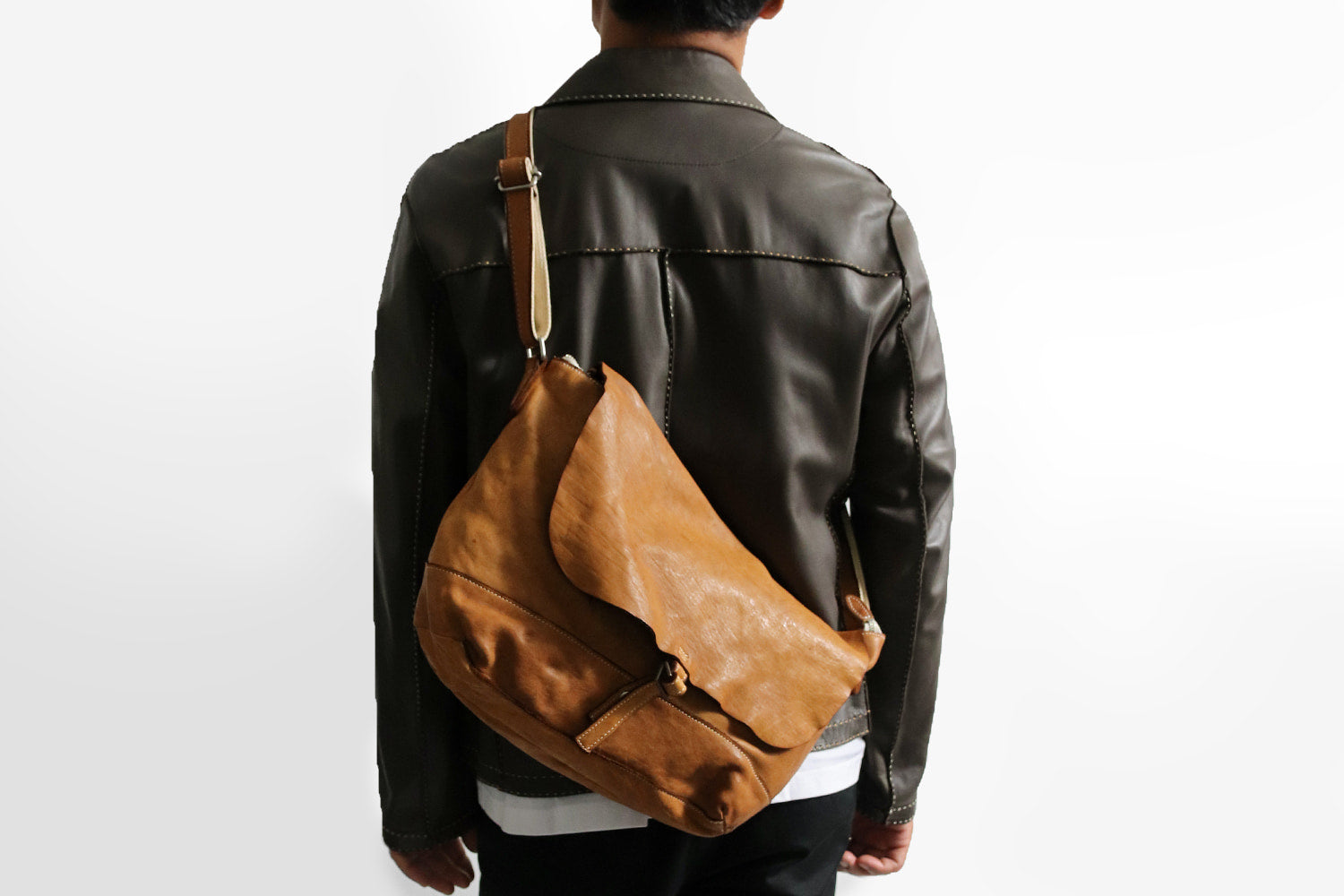 REALMIND / FORO A unique texture. Soft and lightweight high-quality piece-dyed horse-tanned leather shoulder bag