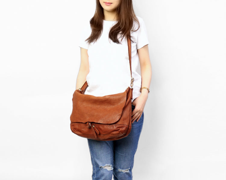 REALMIND / FORO A unique texture. Soft and lightweight high-quality piece-dyed horse-tanned leather shoulder bag
