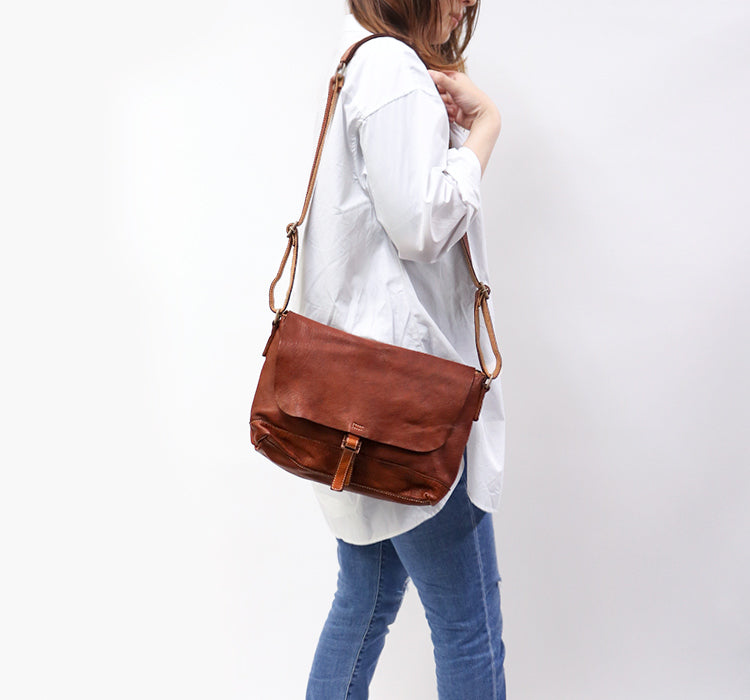 REALMIND / FORO A unique texture. Soft and lightweight high-quality piece-dyed horse-tanned leather shoulder bag S