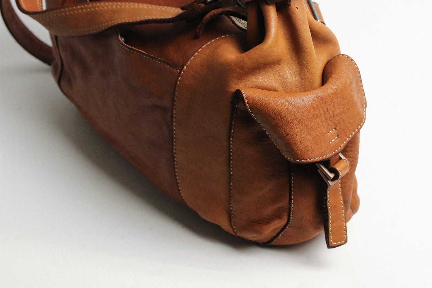 REALMIND / FORO A unique texture. A 2-way bag made of soft and light high-quality horse-tanned leather.