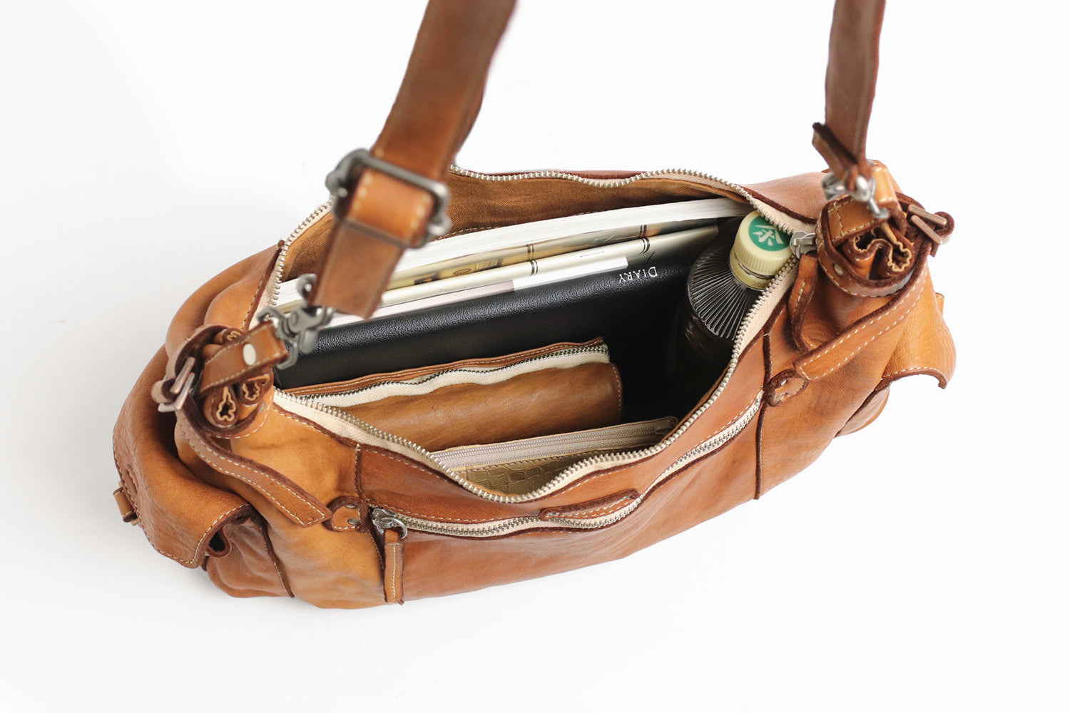 REALMIND / FORO A unique texture. A 2-way bag made of soft and light high-quality horse-tanned leather.