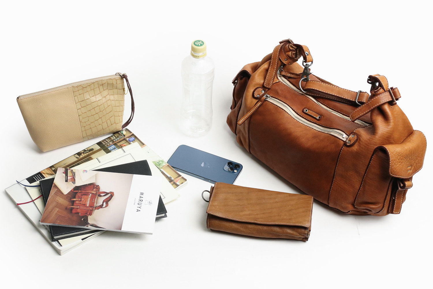 REALMIND / FORO A unique texture. A 2-way bag made of soft and light high-quality horse-tanned leather.