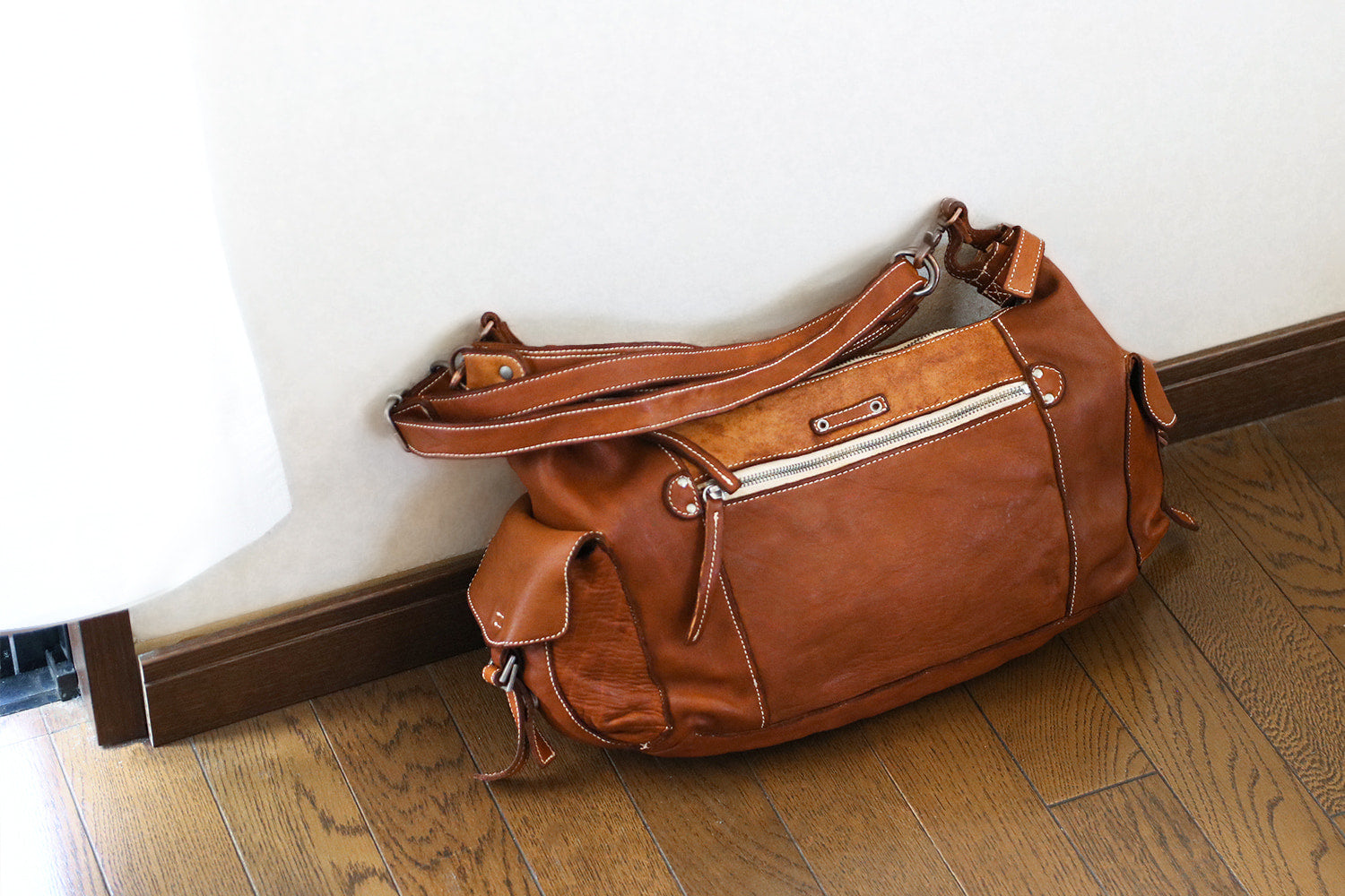 REALMIND / FORO A unique texture. A 2-way bag made of soft and light high-quality horse-tanned leather.