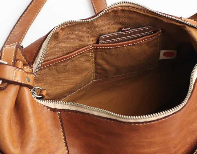 REALMIND / FORO A unique texture. A 2-way bag made of soft and light high-quality horse-tanned leather.