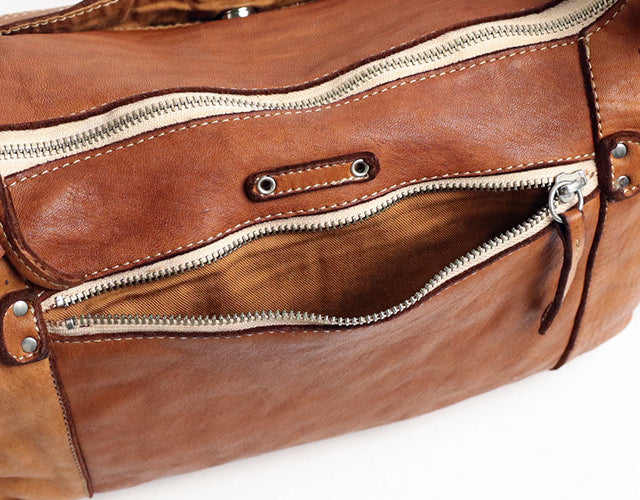 REALMIND / FORO A unique texture. A 2-way bag made of soft and light high-quality horse-tanned leather.