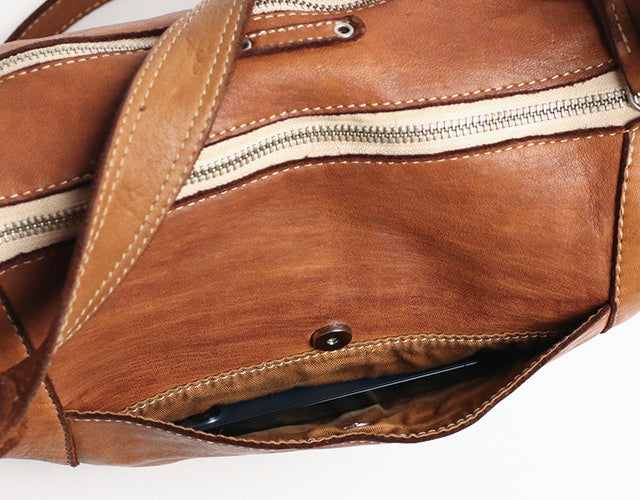 REALMIND / FORO A unique texture. A 2-way bag made of soft and light high-quality horse-tanned leather.