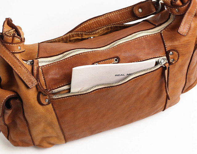 REALMIND / FORO A unique texture. A 2-way bag made of soft and light high-quality horse-tanned leather.