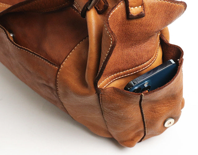 REALMIND / FORO A unique texture. A 2-way bag made of soft and light high-quality horse-tanned leather.