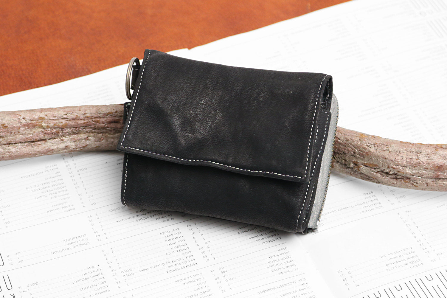 REALMIND / FORO A unique texture. Soft and lightweight folding wallet made of high-quality piece-dyed horse-tanned leather