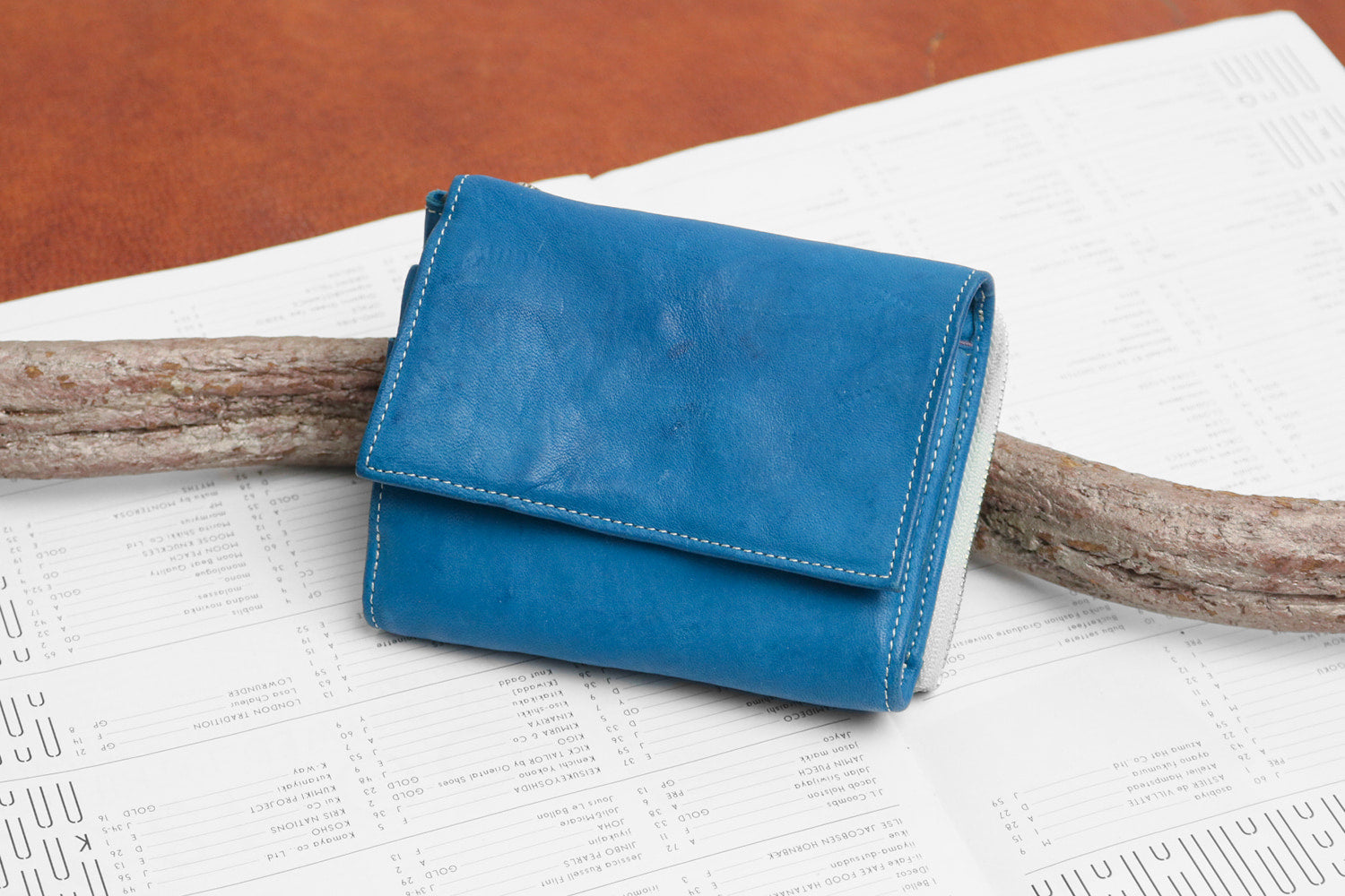 REALMIND / FORO A unique texture. Soft and lightweight folding wallet made of high-quality piece-dyed horse-tanned leather