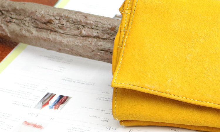 REALMIND / FORO A unique texture. Soft and lightweight folding wallet made of high-quality piece-dyed horse-tanned leather