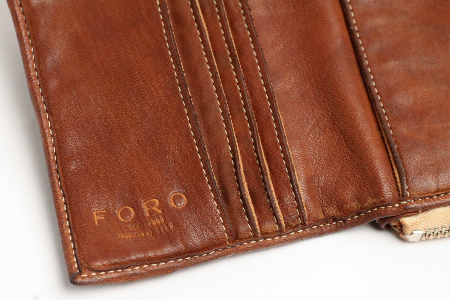REALMIND / FORO A unique texture. Soft and lightweight folding wallet made of high-quality piece-dyed horse-tanned leather