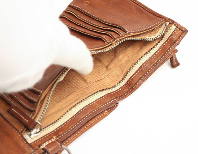 REALMIND / FORO A unique texture. Soft and lightweight folding wallet made of high-quality piece-dyed horse-tanned leather
