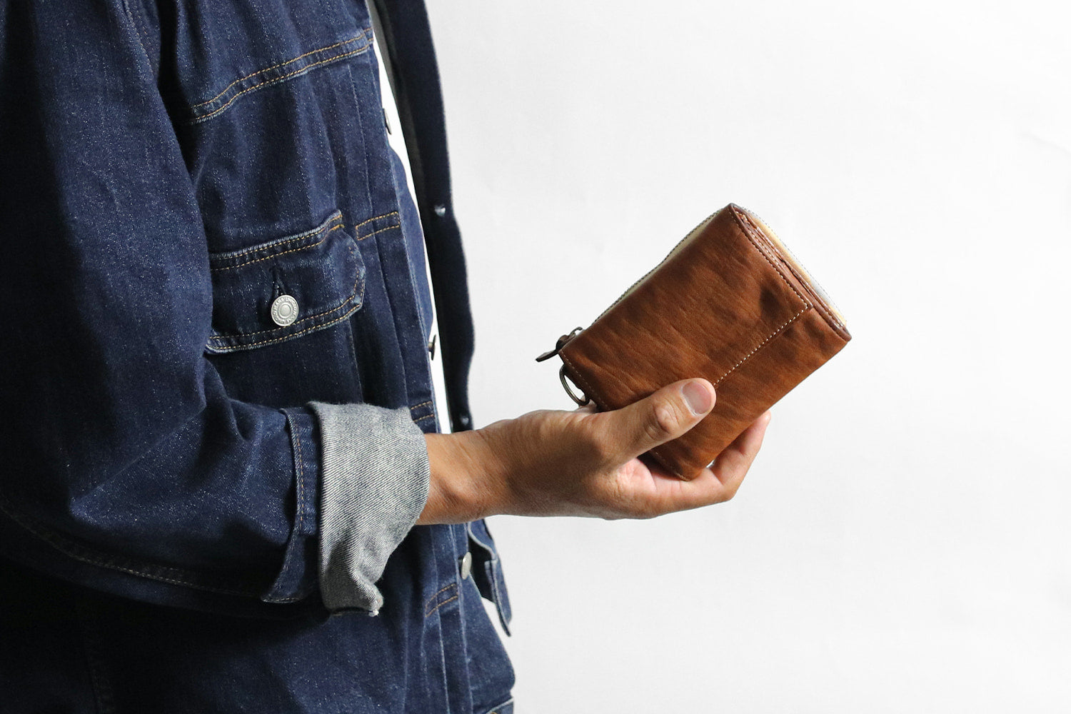 REALMIND / FORO A unique texture. Soft and lightweight folding wallet made of high-quality piece-dyed horse-tanned leather