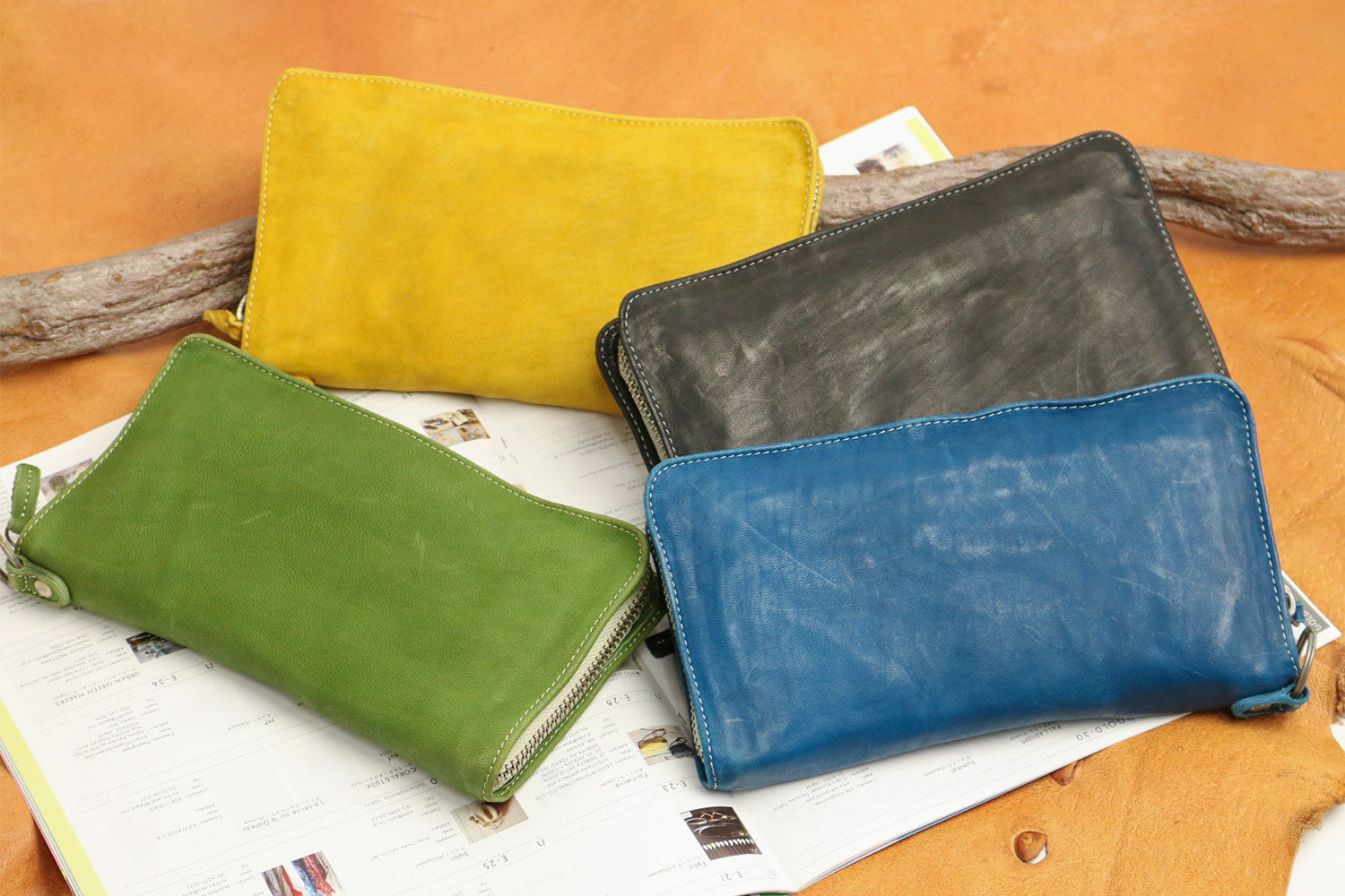 REALMIND / FORO A unique texture. Soft and lightweight high-quality piece-dyed horse tan leather long wallet