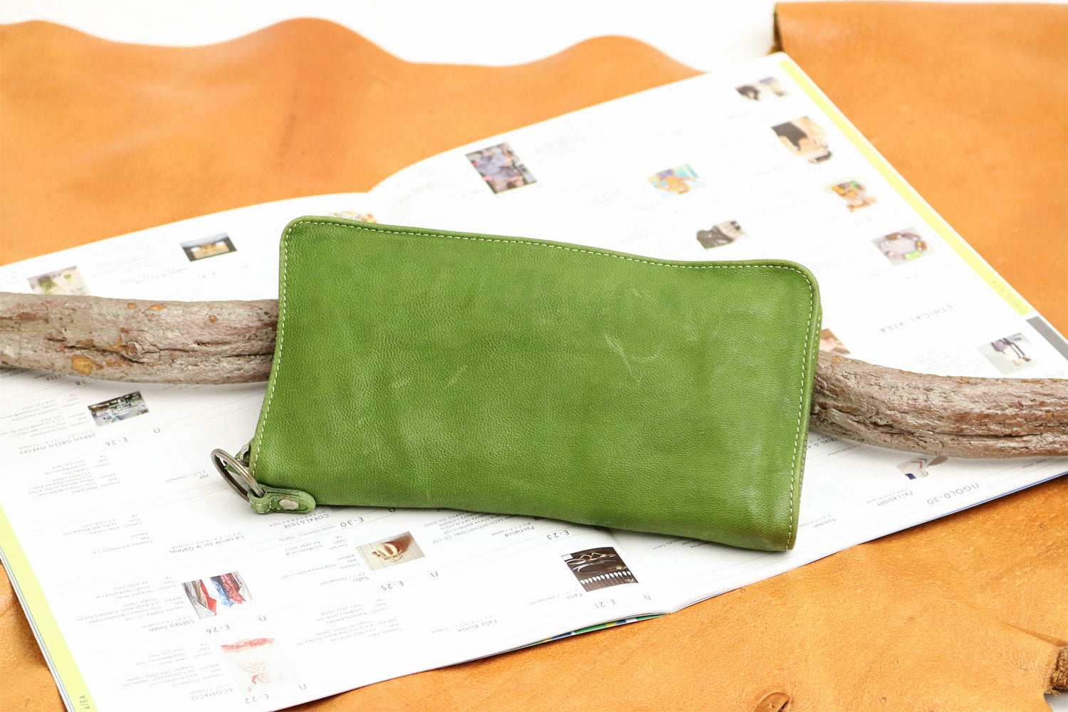 REALMIND / FORO A unique texture. Soft and lightweight high-quality piece-dyed horse tan leather long wallet