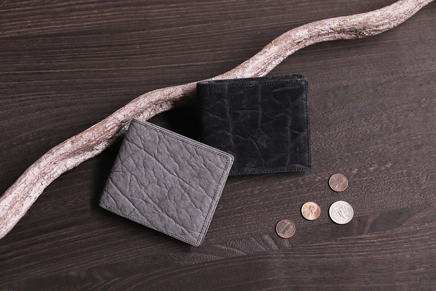 Luggage AOKI 1894 / African Elephant A bi-fold wallet made of elephant leather with a carefully designed design. 