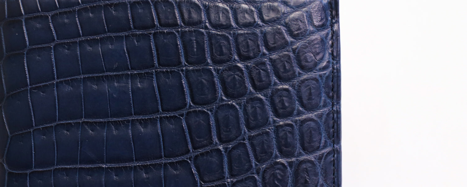 Luggage AOKI 1894 / Matt Crocodile A beautiful bi-fold wallet made of Nile crocodile that exudes elegance.