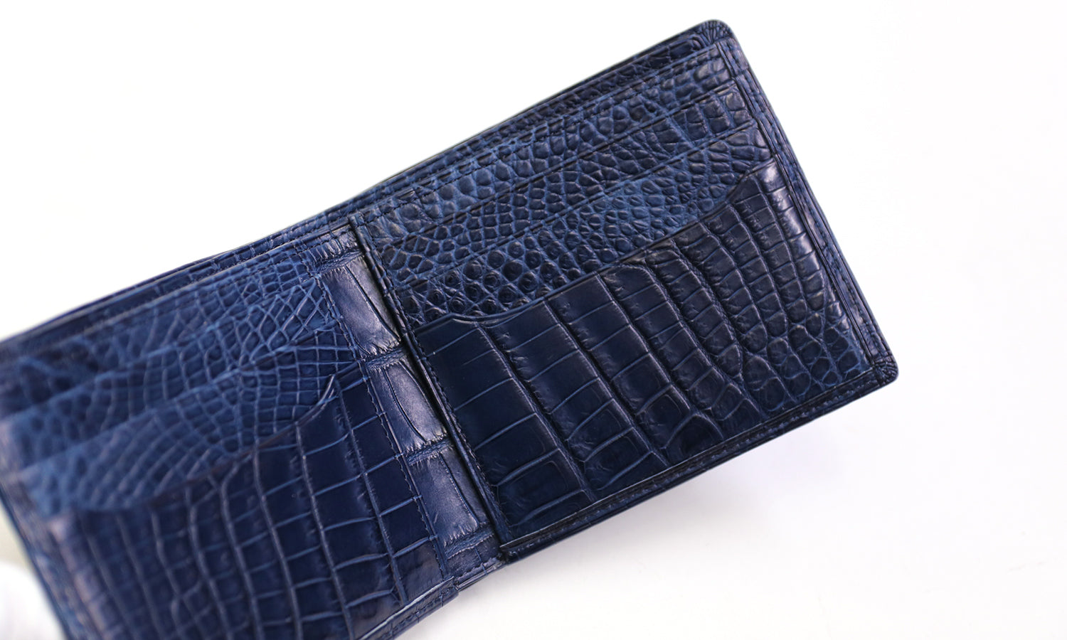Luggage AOKI 1894 / Matt Crocodile A beautiful bi-fold wallet made of Nile crocodile that exudes elegance.