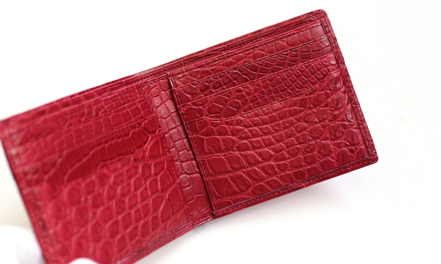 Luggage AOKI 1894 / Matt Crocodile A beautiful bi-fold wallet made of Nile crocodile that exudes elegance.