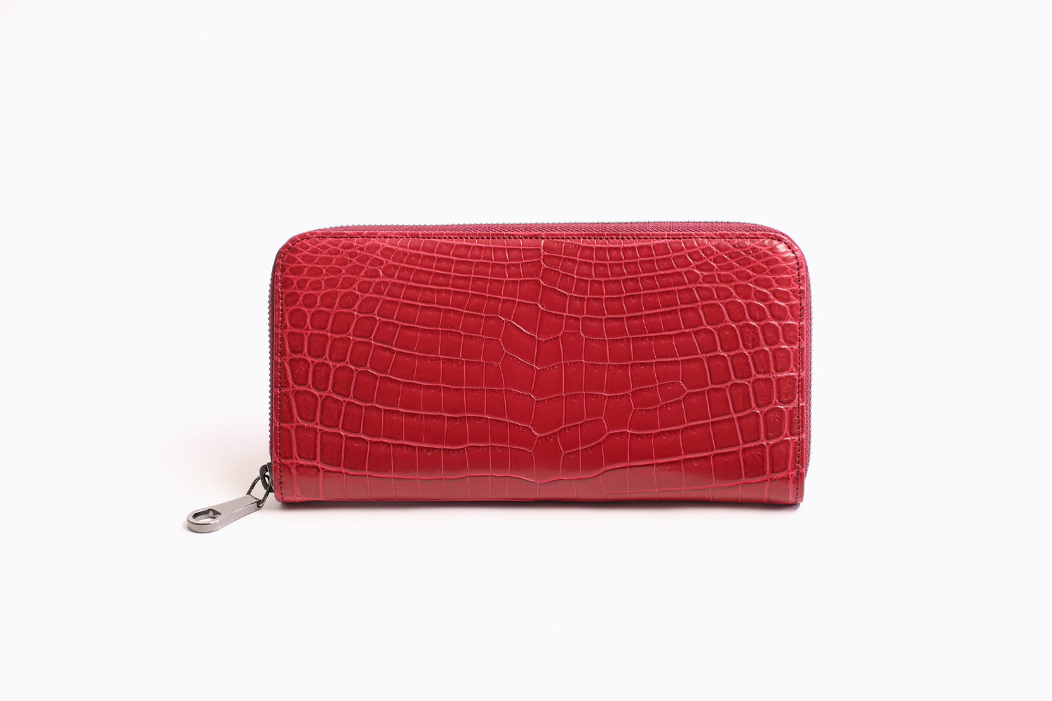 Luggage AOKI 1894 / Matt Crocodile A beautiful round zipper long wallet made of Nile crocodile with a touch of elegance.