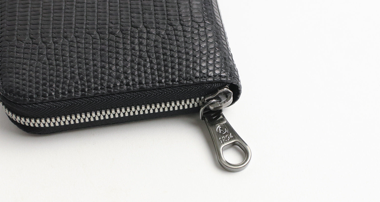 Luggage AOKI 1894 / Lizard A beautiful round zipper long wallet with a ring mark lizard that shines with elegance and quality.