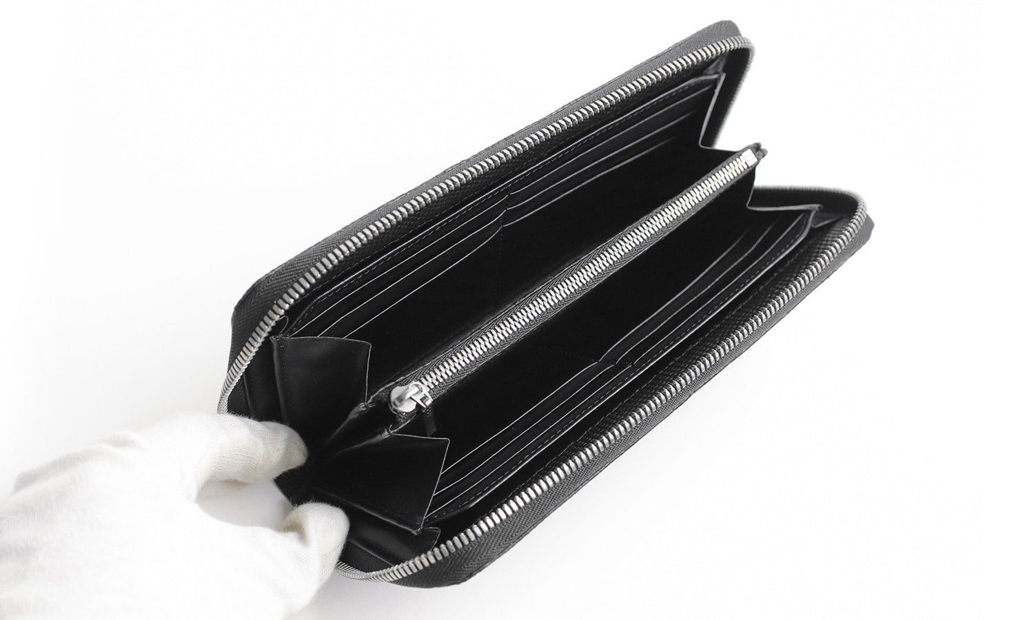 Luggage AOKI 1894 / Lizard A beautiful round zipper long wallet with a ring mark lizard that shines with elegance and quality.