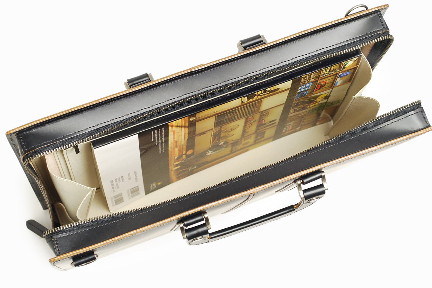 COMPLEX GARDENS / 枯淡重厚な伝統技術が光るハンドルステッチ。牛革ヌメガラスのビジネスバッグ