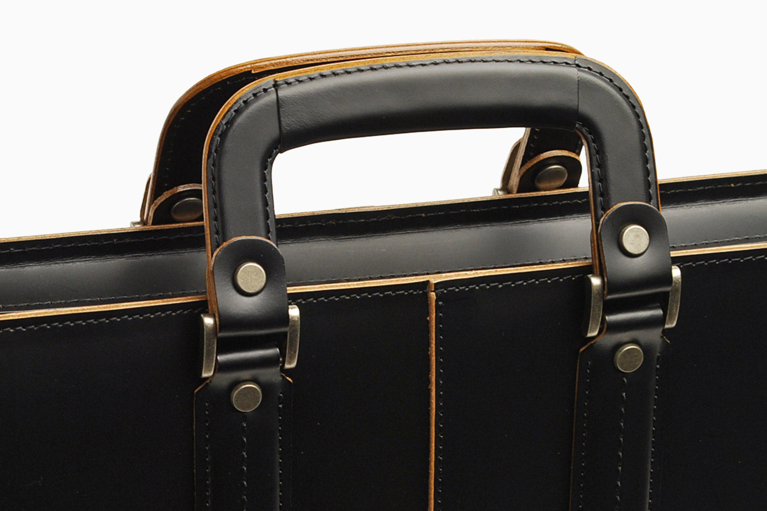 COMPLEX GARDENS / 枯淡重厚な伝統技術が光るハンドルステッチ。牛革ヌメガラスのビジネスバッグ