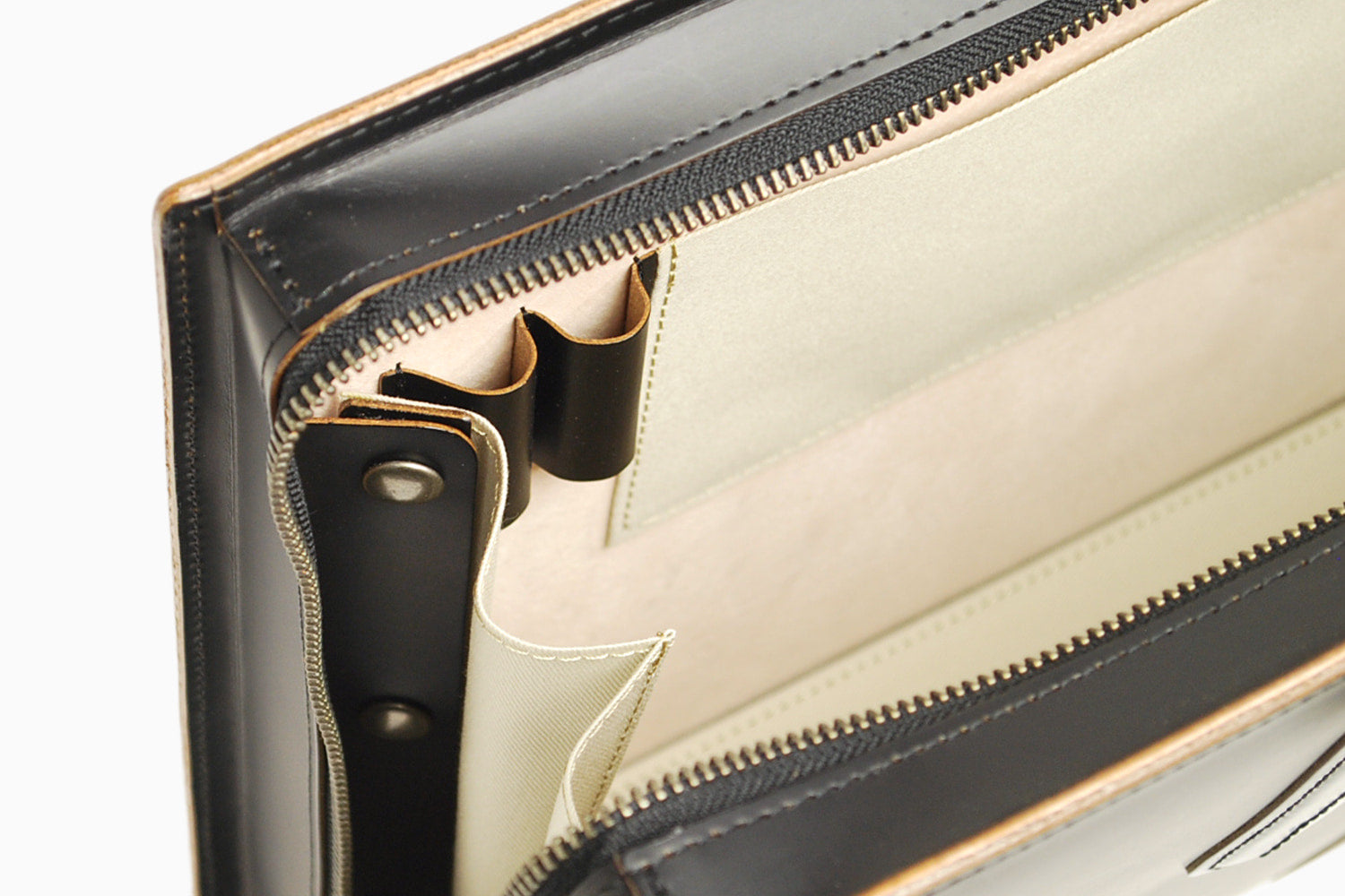 COMPLEX GARDENS / 枯淡重厚な伝統技術が光るハンドルステッチ。牛革ヌメガラスのビジネスバッグ