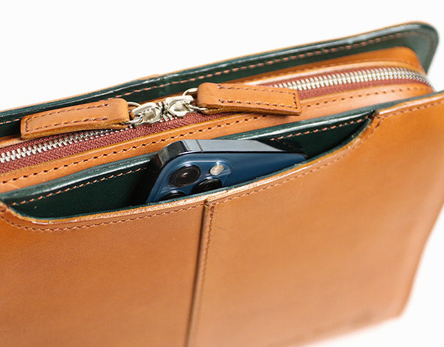 COMPLEX GARDENS / 眼蔵 ゲンゾウ  上質で肉厚なバケッタレザーを贅沢に使用したラウンドジップクラッチバッグ