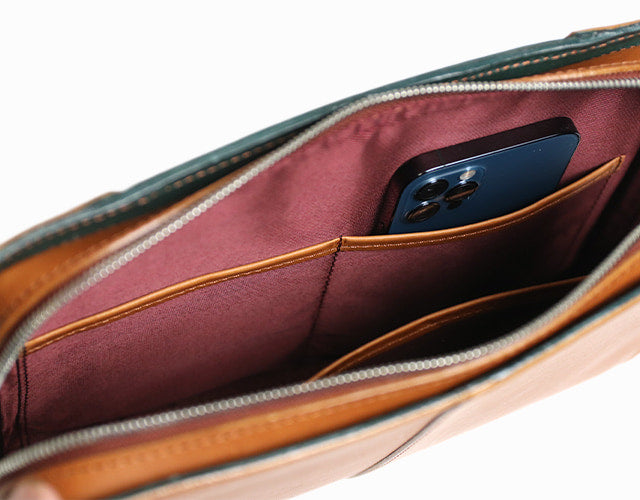 COMPLEX GARDENS / 眼蔵 ゲンゾウ  上質で肉厚なバケッタレザーを贅沢に使用したラウンドジップクラッチバッグ