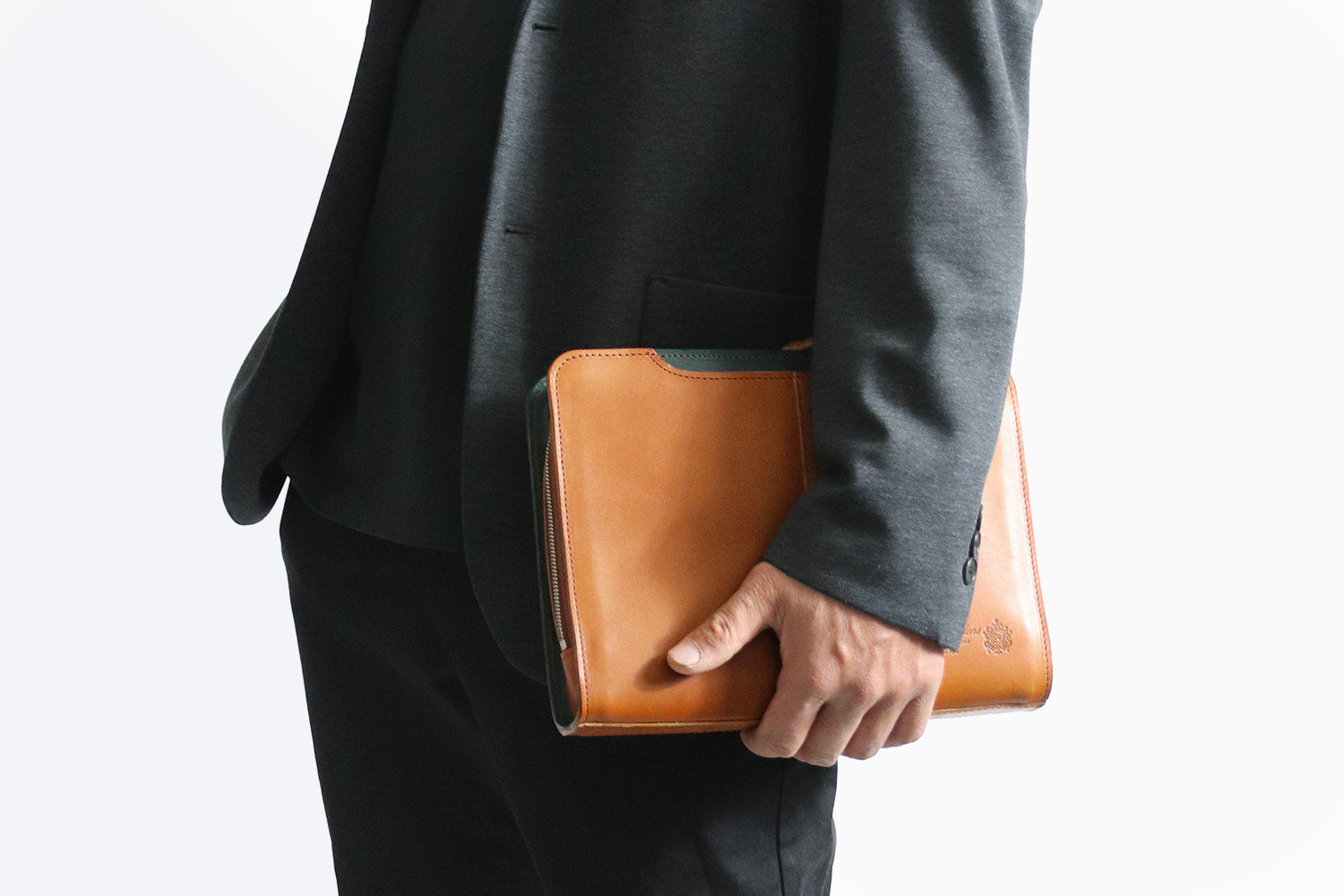 COMPLEX GARDENS / 眼蔵 ゲンゾウ  上質で肉厚なバケッタレザーを贅沢に使用したラウンドジップクラッチバッグ