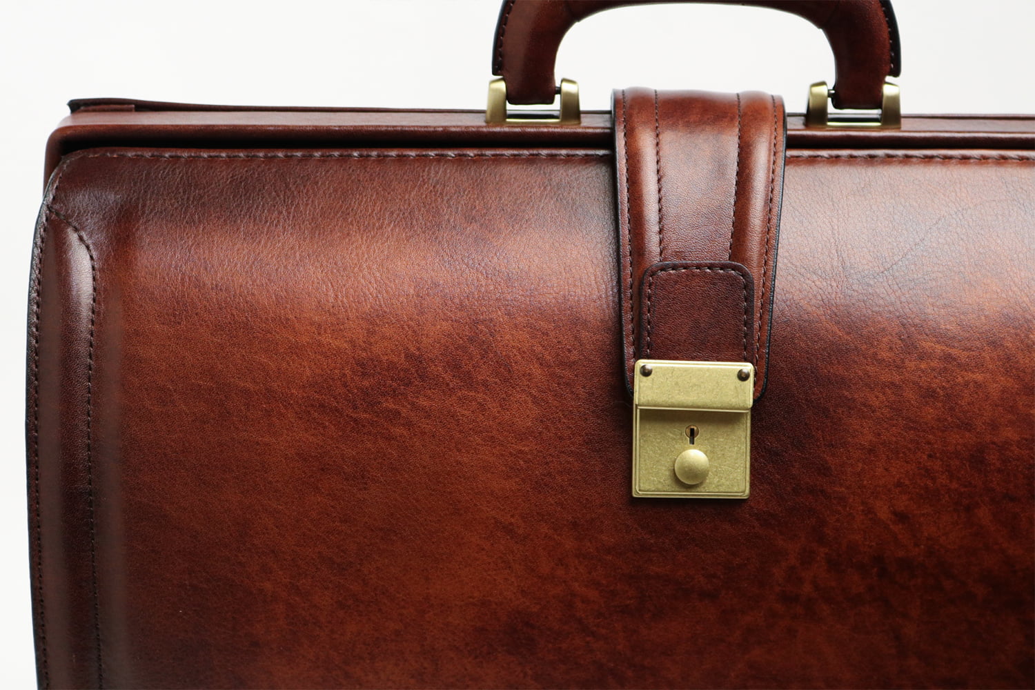 Lugard / G-3 獨一無二的陰影飾面。一款雅緻的 Dulles 包，充滿復古氣息